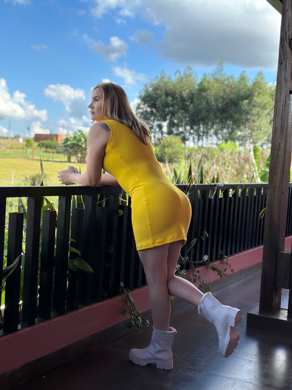 Vestido con cuellito amarillo