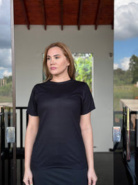 Remera negra con diseño en la espalda