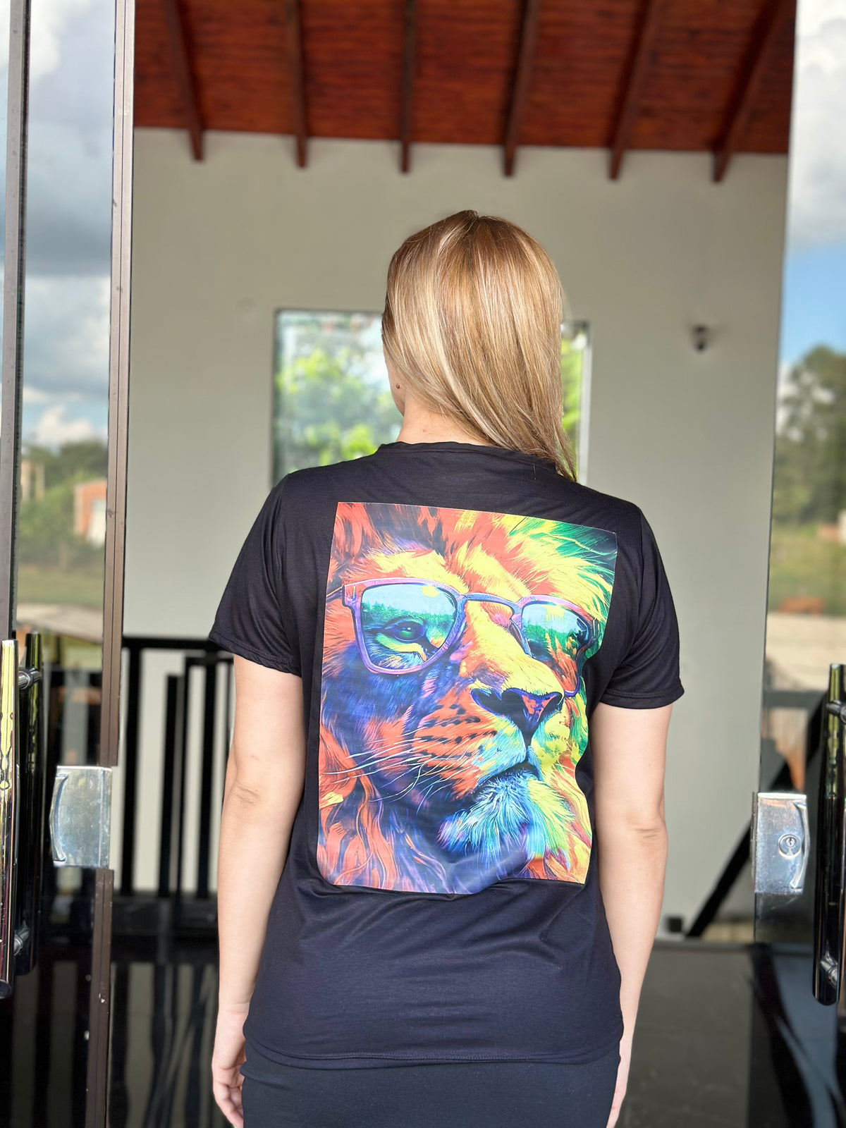 Remera negra con diseño en la espalda