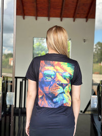 Remera negra con diseño en la espalda